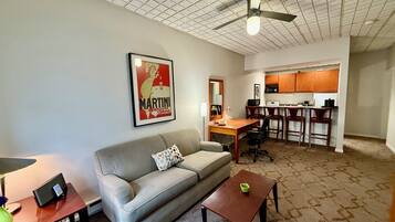 Room, 1 King Bed | Living area