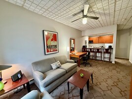 Room, 1 King Bed | Living area