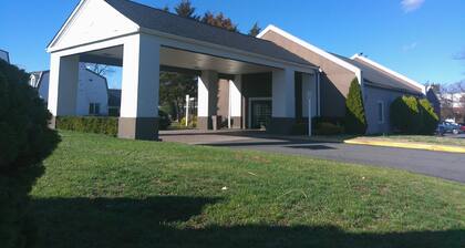 HomeTowne Studios by Red Roof Leesburg
