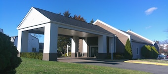 HomeTowne Studios by Red Roof Leesburg