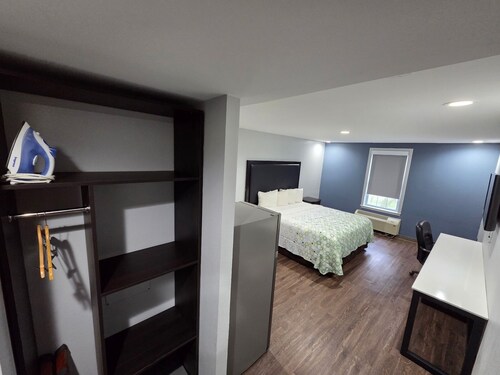 HomeTowne Studios by Red Roof Leesburg