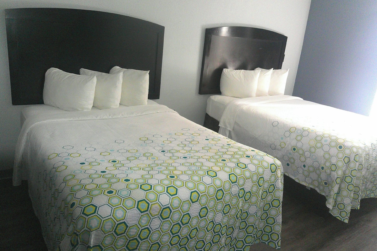 Studio, 2 Tempat Tidur Double, dapur kecil (Smoke Free) | Meja kerja, ruang kerja ramah laptop, dan tirai kedap cahaya
