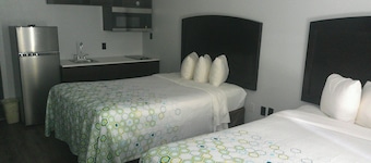 HomeTowne Studios by Red Roof Leesburg