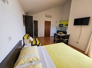 1 slaapkamer, een strijkplank/strijkijzer, internet, beddengoed