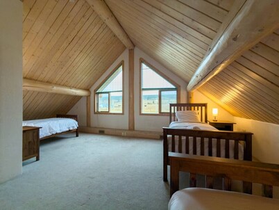 Serene Lakeside Escape – Juniper Lodge, Lac La Hache