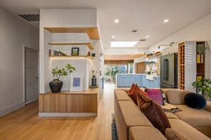 Smart TV, books, music library, offices - Treehouse Social with Fire Pit near Lake & Rainey (Austin)