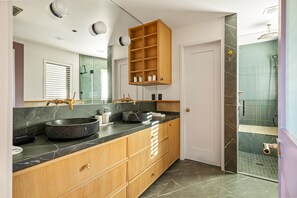 Shower, hair dryer, towels, soap - Treehouse Social with Fire Pit near Lake & Rainey (Austin)