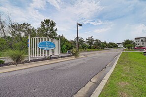 Property grounds - 2 Mi to Shore: Surfside Beach Condo w/ Pool Access (Surfside Beach)