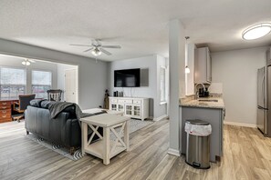 TV - 2 Mi to Shore: Surfside Beach Condo w/ Pool Access (Surfside Beach)