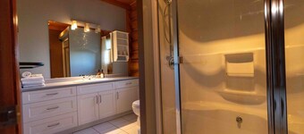 Spacious Eagle’s Nest Cabin – Lakeside Escape at Our Gathering Place