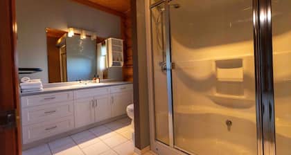 Spacious Eagle’s Nest Cabin – Lakeside Escape at Our Gathering Place