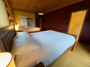WiFi - Spacious Eagle’s Nest Cabin – Lakeside Escape at Our Gathering Place (Lac la Hache)