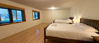 Spacious Eagle’s Nest Cabin – Lakeside Escape at Our Gathering Place