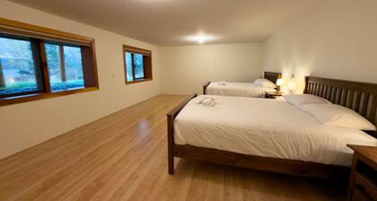 Spacious Eagle’s Nest Cabin – Lakeside Escape at Our Gathering Place