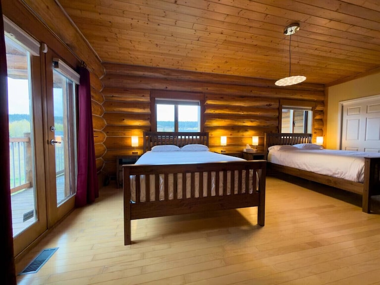 Spacious Eagles Nest Cabin Lakeside Escape At Our Gathering Place - Lac la Hache