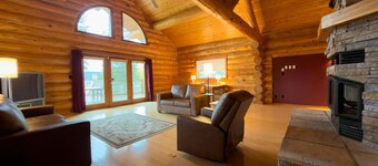 Spacious Eagle’s Nest Cabin – Lakeside Escape at Our Gathering Place