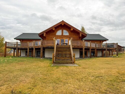 Spacious Eagle’s Nest Cabin – Lakeside Escape at Our Gathering Place