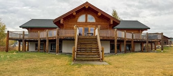 Spacious Eagle’s Nest Cabin – Lakeside Escape at Our Gathering Place