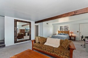 Interior - Beautiful 3-bedroom house in enjoyable Lake Arrowhead getaway (Lake Arrowhead)