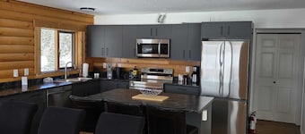 4 Bdrm Lodge Suite w Hot Tub, beautiful Lake views! Pet Friendly