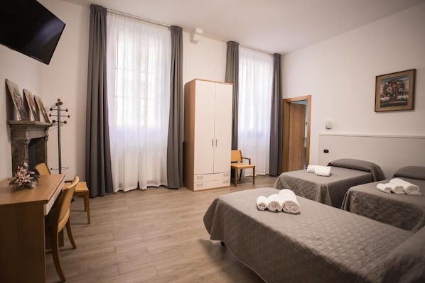 Quarto triplo clássico, vista para a cidade | Wi-Fi de cortesia