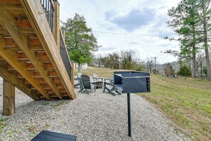 Outdoor dining - Lake Days & Fireside Nights! Updated Burnside Home (Burnside)