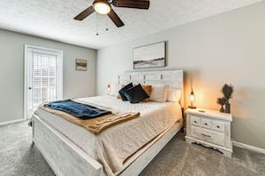 3 bedrooms, desk, iron/ironing board, Internet