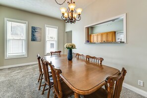 Dining - Lake Days & Fireside Nights! Updated Burnside Home (Burnside)