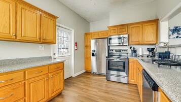 Fridge, microwave, stovetop, dishwasher