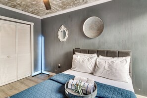 1 bedroom, Internet, bed sheets - Walk to South Beach Shore! Art Deco Apartment (Miami Beach)
