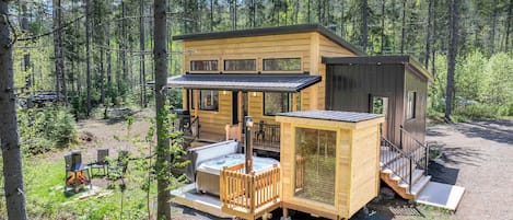 Outdoor spa tub