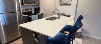 Cozy Pet Friendly Apartment in SE Calgary - Near South Health Campus!