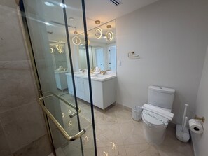 Hair dryer, towels, soap, shampoo - Penthouse Condo - Oceanfront Miami Beach-sleeps 8 - 3 bedrooms / 3 bathrooms (Miami)