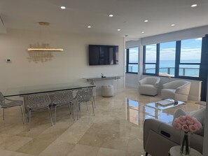 Smart TV - Penthouse Condo - Oceanfront Miami Beach-sleeps 8 - 3 bedrooms / 3 bathrooms (Miami)