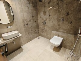 Quarto casal luxo, vista para a cidade | Banheiro | Chuveiro, toalhas de banho, sabonete, shampoo