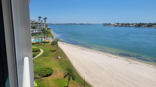 Marvelous Top Floor 2-bedroom water view condo with AC in St. Petersburg