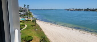 Marvelous Top Floor 2-bedroom water view condo with AC in St. Petersburg