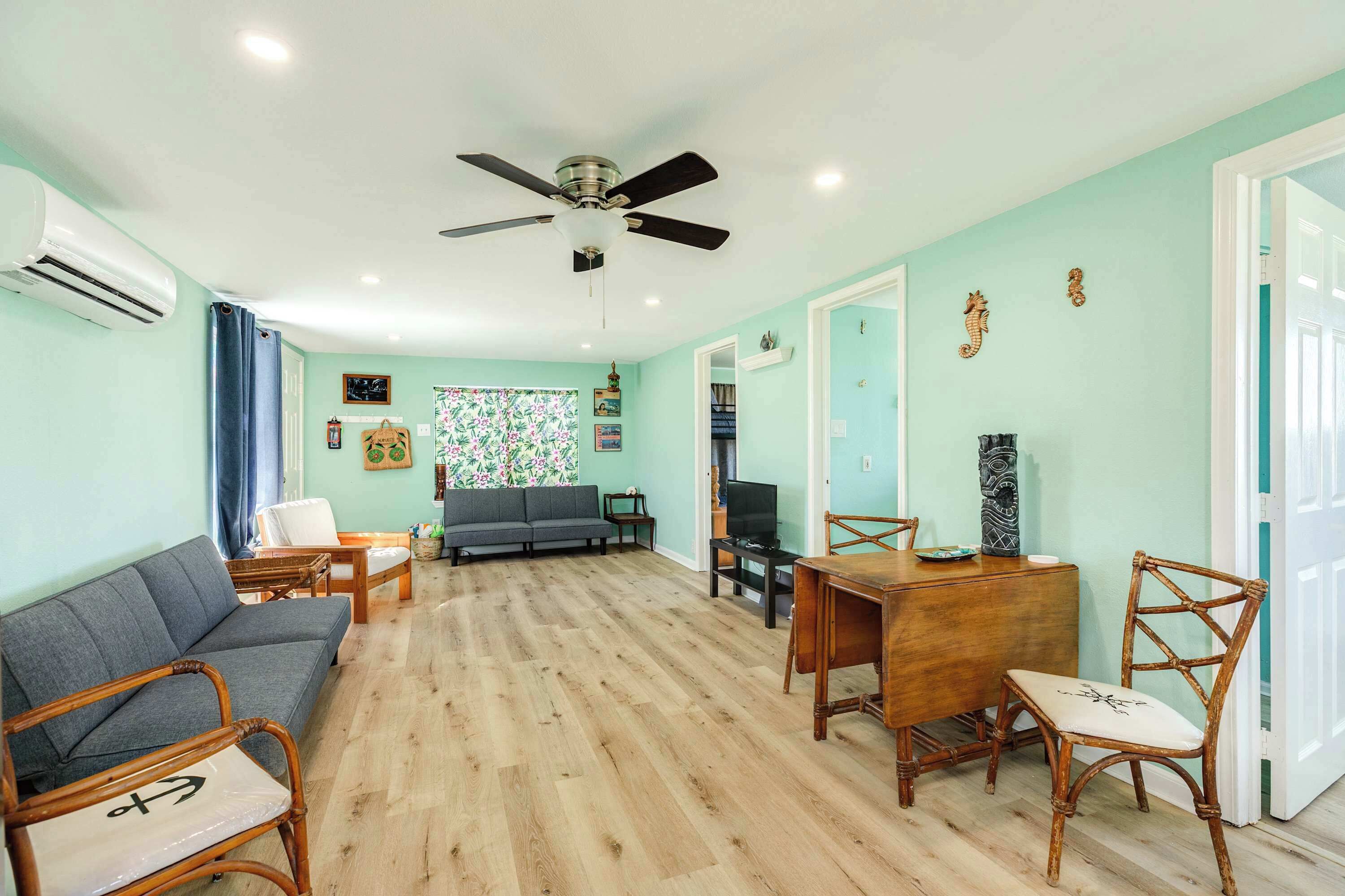 Simple Beach Living Near The Beach - Lake Jackson, TX