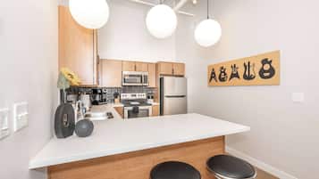 Apartment, Multiple Beds, Kitchen, City View (The 333 Suites 3rd Floor) | Private kitchen