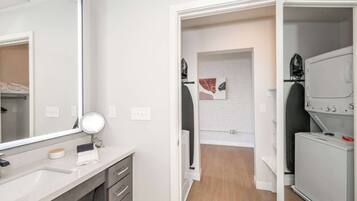 Apartment, Multiple Beds, Kitchen, City View (The 333 Suites 3rd Floor) | Bathroom