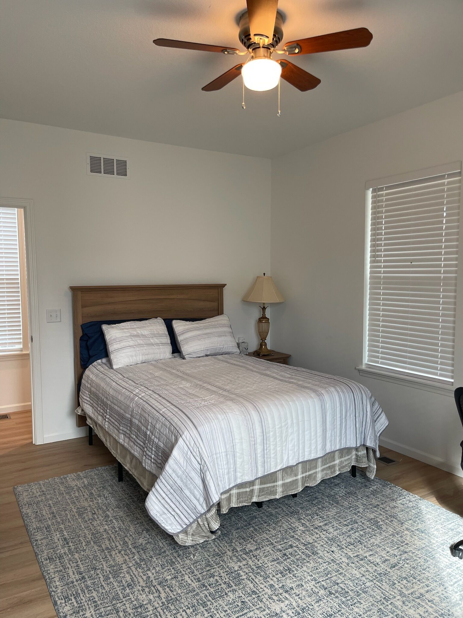 5 habitaciones, tabla de planchar con plancha, wifi y ropa de cama 