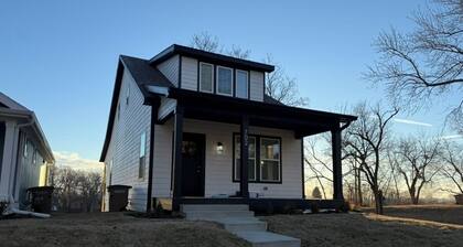 Wonderful 5-bedroom house in charming Atchison. Walk to Benedictine College!