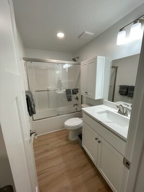 Secadora de cabello, toallas, jabón, papel de baño 