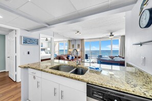 Apartment, 1 King-Bett und Schlafsofa (Long Beach Resort 4-605) | Innenbereich