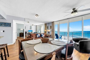 Apartment, 1 King-Bett und Schlafsofa (Long Beach Resort 4-605) | Wohnbereich