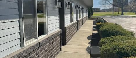 Kahden hengen perushuone, 1 parisänky | Yksityiskohta ulkoa