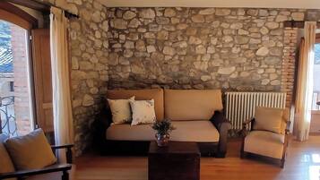 Deluxe suite, balkon, uitzicht op bergen | Woonruimte