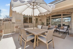 Outdoor dining - Wonderful 4-bedroom house close to downtown Boerne! (Boerne)