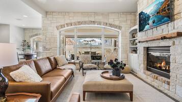 Smart TV, fireplace
