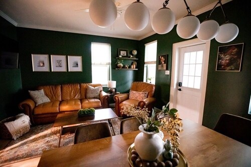 Salt & Honey Cottage Walk to Dining & Pet Friendly
